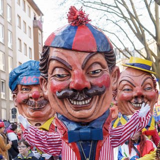 Die Schwellköpp des Mainzer Carneval-Vereins (MCV) gehen auf dem Umzug mit. Mit dem traditionellen Rosenmontagsumzug erreicht die Mainzer Fastnacht ihren Höhepunkt. 