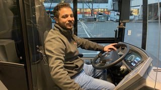 Der Syrer Hasan Marwan sitzt am Lenkrad eines Busses der Mainzer Mobilität.