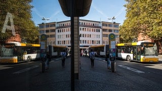 Der Bahnhof in Mainz mit mehreren Bussen. 