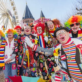Viele bunte Clowns vor dem Mainzer Dom 