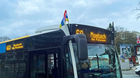 An Fastnacht wehen an den Bussen und Straßenbahnen in Mainz die Fastnachfahnen in den Farben blau, weiß, rot, gelb.