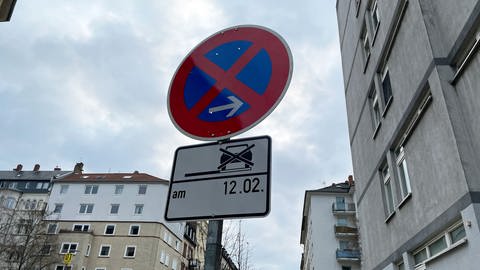 Der Rosenmontagszug in Mainz startet in der Boppstraße. Deshlab darf dort am 12.1.24 nicht geparkt werden. Wer sein Auto nicht wegfährt, wird abgeschleppt.