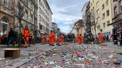 Der Rosenmontagszug hinterlässt viel gute Laune, aber auch viel Müll: Nach der Zugente müssen die Straßenkehrer ran.