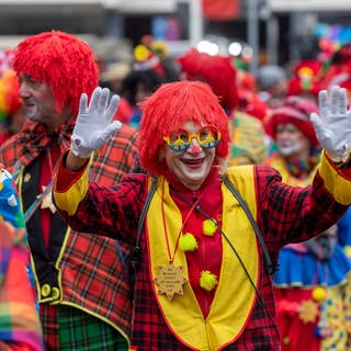 Närrinnen und Narren beim Rosenmontagszug in Mainz