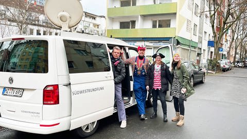 Der SWR überträgt jedes Jahr auch den Start des Rosenmontagszugs in der Boppstraße. Dort steht auch der Übertragungswagen.  