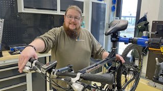 Gerhard Mann arbeitet in der neuen Fahrradwerkstatt in Ingelheim, die zur Gesellschaft in.betrieb aus Mainz gehört.  