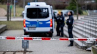 Der Zugang zu einem Gymnasium ist nach einer Bombendrohung durch die Polizei gesperrt. 