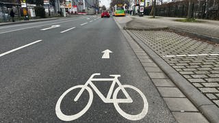 Die Stadt Mainz soll ihre Fahrrad-Piktogramme auf den Straßen entfernen. Doch die Stadt weigert sich. 