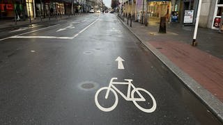 Die Stadt Mainz soll ihre Fahrrad-Piktogramme auf den Straßen entfernen. Doch die Stadt weigert sich. 