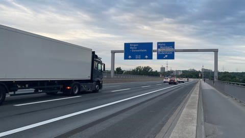 Verkehr rollt auf der frei gegebenenen Schiersteiner Brücke