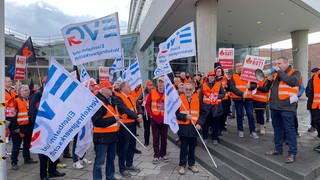 Mitarbeitende von DB Cargo protestieren gegen Umstrukturierungspläne.