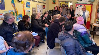 Mehrere Mieter von verwahrlosten Häusern in Mainz diskutieren bei einem Infoabend des Mieterschutzvereins