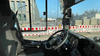Das Cockpit des Busses mit mehreren Displays: Bus der KRN in Rheinhessen bekommt 360-Grad-Kameras