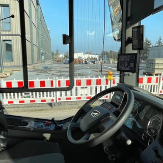 Das Cockpit des Busses mit mehreren Displays: Bus der KRN in Rheinhessen bekommt 360-Grad-Kameras