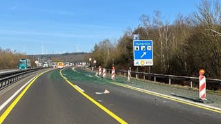 Auf der A61 bei Stromberg haben sich nach einem Unfall tausende Glasflaschen auf der Fahrbahn verteilt