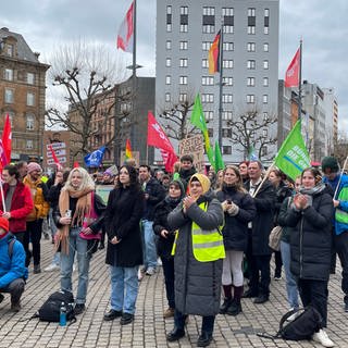 Demonstranten von Fridays for Future protestieren am Mainzer Hauptbahnhof für mehr Klimaschutz.