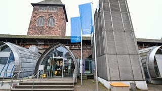 Das Museum in Worms mit einer blauen Fahne und der Schrift Nibelungenmuseum