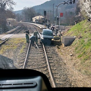 Auto im Gleisbett bei einem Bahnübergang in Altenbamberg