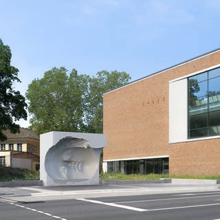 In Mainz wird eine Bushaltestelle durch die Skulptur einer antiken Göttin ersetzt.