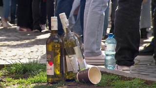 Müll bleibt oft liegen und Wein wird häufig nicht vor Ort gekauft - das Mainzer Marktfrühstück macht weiter Probleme