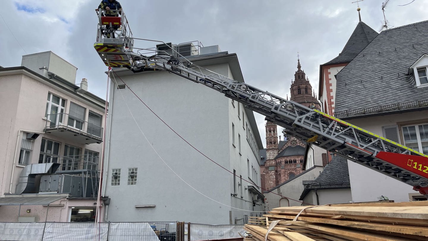 Die Mainzer Feuerwehr rettet einen Bauarbeiten, der vier Meter tief in eine Grube gestürzt ist.