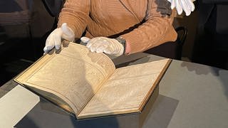 Das Gutenberg-Museum Mainz hat diese historische 500 Jahre alte Bibel gekauft.