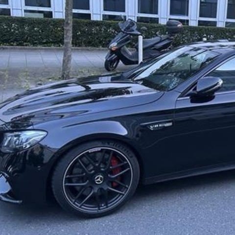 Diesen Mercedes AMG hat die Polizei Mainz nach einem illegalen Autorennen durch die Innenstadt sichergestellt