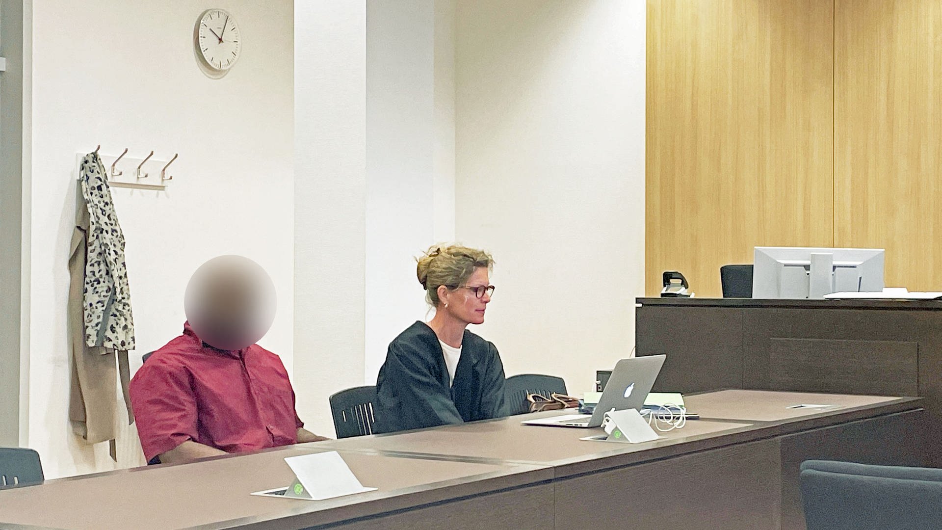 Wiesbadener vergewaltigt eigene Mutter - neun Jahre Haft