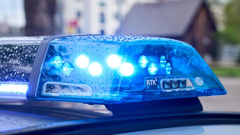 Symbolbild: Blaulicht auf einem Polizeiauto.