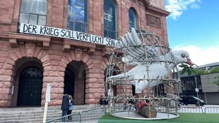 Friedenstaube des MCV vor Mainzer Staatstheater zum Tag der Befreiung vom Nationalsozialismus