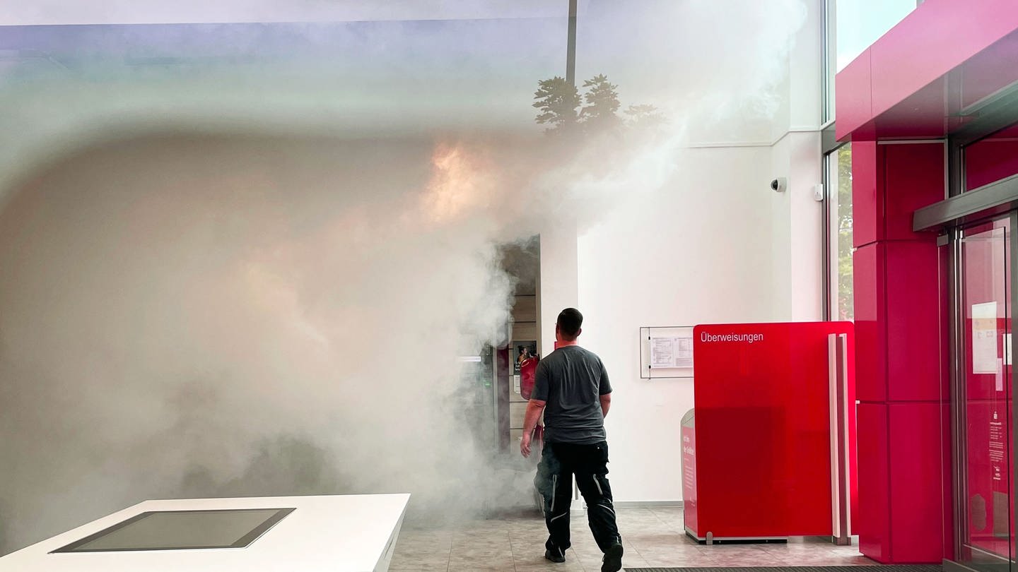 In dem Vorrausm der Sparkasse Rhein-Nahe hüllt ein rauchartiger Nebel den Geldautomaten ein. Das soll Geldautomaten-Sprenger abhalten. (Foto: SWR, Sibylle Jakobi)