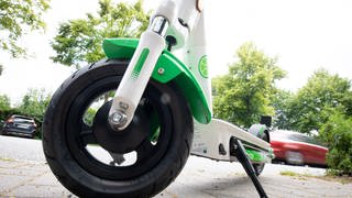 Ein Roller steht geparkt auf einem Gehweg: Jugendliche verletzen in Mainz zwei Kinder mit E-Scooter (Symbolbild)