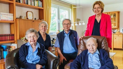 Das Ehepaar Schmelzer mit zwei seiner Kinder und Ministerpräsidentin Malu Dreyer (SPD).