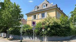 Das denkmalgeschützte und freistehende Einfamilienhaus um das in dem Rechtsstreit geht, steht in Bad Kreuznach. Es hat ein schiefergedecktes Dach und ist zitronengelb gestrichen. 