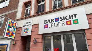 Das queere Zentrum "Bar jeder Sicht" in Mainz von außen: Ein Safe Space für Menschen aus der queeren Community, Bar und Beratungsstelle in einem.