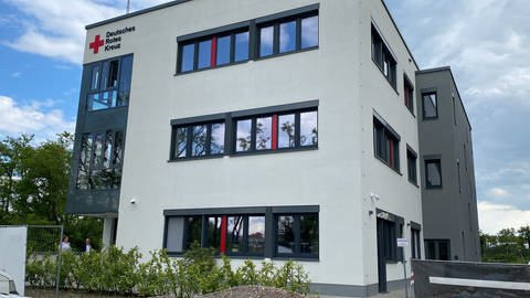 Das neu gebaute Haus mit dem Schriftzug Deutsches Rotes Kreuz.