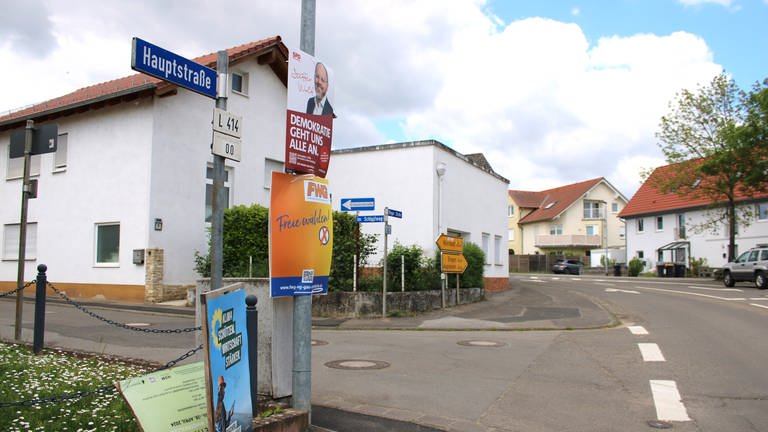 An der Hauptstraße in Ober-Hilbersheim hängen Wahlplakate unterschiedlicher Parteien.