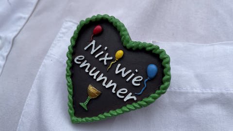 Ein Lebkuchenherz trägt den Schriftzug "nix wie enunner". Das ist das Motto des Bad Kreuznacher Jahrmarktes, der am Freitag beginnt.