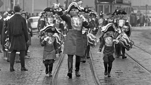 Mitglieder des Mainzer Carneval-Vereins in ihrer Gardeuniform bei einem Umzug 1963. 