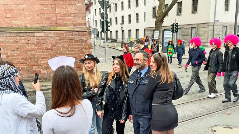Rinaldo Roberto, Pressesprecher der Polizei in Mainz, wurde von einer Gruppe verkleideter junger Frauen gebten, mit ihnen ein Foto zu machen.