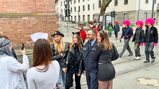 Rinaldo Roberto, Pressesprecher der Polizei in Mainz, wurde von einer Gruppe verkleideter junger Frauen gebten, mit ihnen ein Foto zu machen.