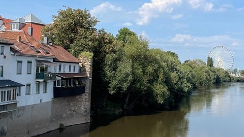 Blick von den Brückenhäusern in Bad Kreuznach auf das Riesenrad auf dem Jahrmarkt