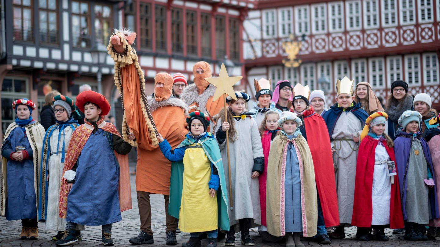 Bald ziehen wieder hunderttausende Kinder von Haus zu Haus, verkleidet als Heilige Drei Könige. Die bundesweite Auftakt-Zeremonie war in Frankfurt. Mit dabei: Sternsinger aus Mainz.