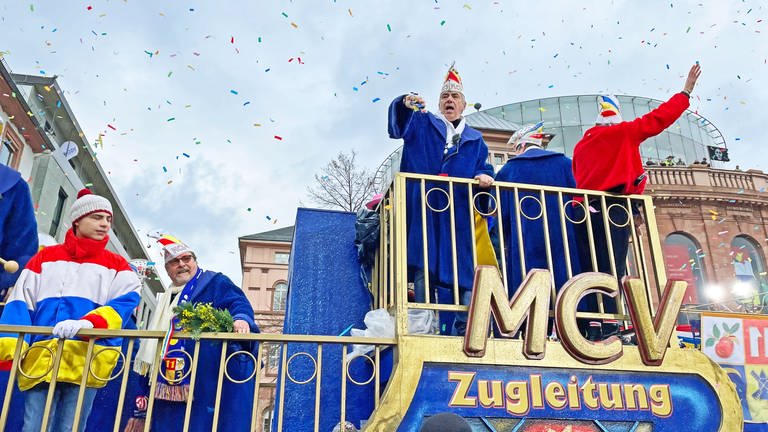 Der Wagen des MCV in der Zielgeraden am Mainzer Theater. Der MCV richtet den Rosenmontagszug jedes Jahr gemeinsam mit der Stadt Mainz aus.