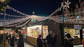 Der Lichterhimmel leuchtet über dem Mainzer Weihnachtsmarkt. Er findet bis 23. Dezember auf dem Domplatz statt