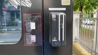 Wer sich eine Flasche Wein am Weinautomat von Winzer Lorenz in Bad Kreuznach ziehen will, der muss seinen Personalausweis für die vorgeschriebene Alterskontrolle vorzeigen. (Sibylle Jakobi)