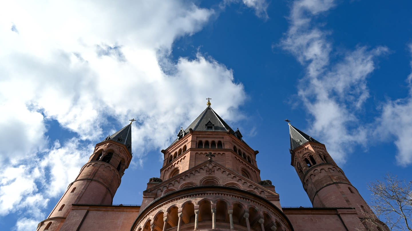Der Dom zu Mainz: Bistum Mainz will trotz Haushaltsplus weiter Millionen sparen