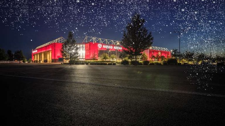 Das festlich beleuchtete Stadion von Mainz 05 zum Weihnachtsfest
