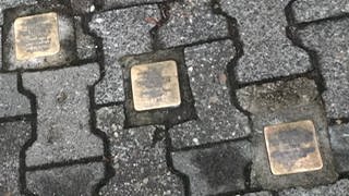 Unbekannte haben drei Stolpersteine in Mainz Ebersheim am 85. Jahrestag der Pogromnacht geschändet.