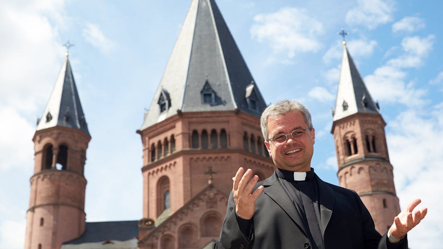 Der ehemalige Weihbischof im Bistum Mainz, Udo Bentz, steht vor dem mainzer Dom. Er wurde nun vom Papst zum neuen Bischof in Paderborn ernannt.